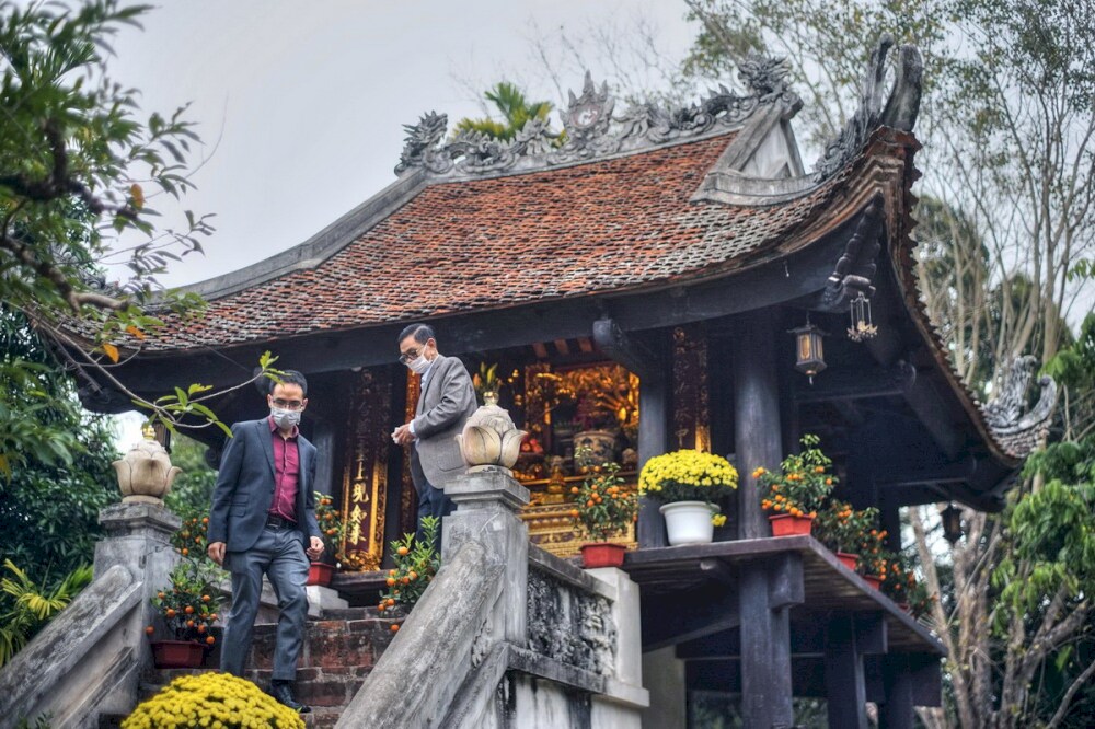 Many tourists come to One Pillar Pagoda to offer incense and pray for peace